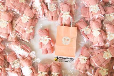 Set quà tặng khăn gấu cảm ơn khách mời thôi nôi của gia đình bé Thạnh Lộc 05/07/2025.- <a target='_blank' href='/qua-tang-khan-gau-vai-cotton-tuy-chon-theu-logo-50x30cm-q138.html'>Xem sản phẩm</a>