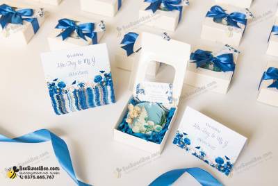 Set quà tặng sáp thơm kèm Place card dành tặng khách mời của cô dâu chú rể Mỹ Ý & Hữu Duy 28/06/2025- <a target='_blank' href='/qua-tang-sap-thom-tron-hop-kraft-cho-khach-moi-q61.html'>Xem sản phẩm</a>