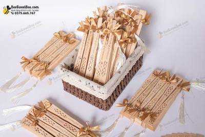 Set quà tặng quạt gỗ khắc tên cảm ơn khách mời đám cưới của cô dâu chú rể Thiên Tứ & Lan Vy- <a target='_blank' href='/qua-tang-quat-go-cho-khach-moi-dam-cuoi-sinh-nhat-khach-moi-hoi-nghi-q35.html'>Xem sản phẩm</a>