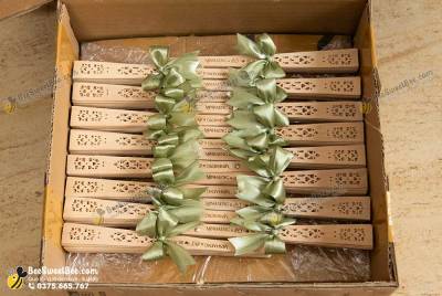 Set quà tặng quạt gỗ khắc tên tặng khách mời đám cưới của cô dâu chú rể Minhaeng & Ivy 14/06/2025.- <a target='_blank' href='/qua-tang-quat-go-cho-khach-moi-dam-cuoi-sinh-nhat-khach-moi-hoi-nghi-q35.html'>Xem sản phẩm</a>