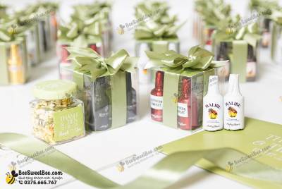 Set quà tặng trà hoa là + chocolate Anthon Berg đáp lễ khách mời đám cưới của cô dâu chú rể Thủy Tiên & Nguyên Thành 12/07/2025- <a target='_blank' href='/qua-tang-tra-hoa-lai-hu-vuong-55ml-trang-tri-boc-nap-lo-q65.html'>Xem sản phẩm</a>