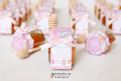 Set quà tặng mật ong đáp lễ khách mời thôi nôi của gia đình bé Chloe Vy Anh 26/07/2025- <a target='_blank' href='/qua-tang-mat-ong-hu-luc-giac-85ml-trang-tri-boc-nap-lo-tag-cam-on-que-go-lay-mat-q74.html'>Xem sản phẩm</a>