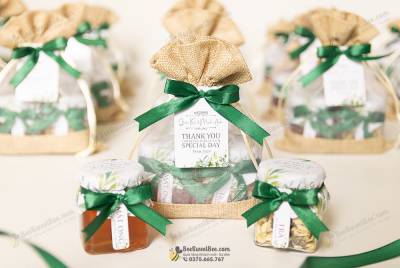 Set quà tặng Bee V đáp lễ khách mời đám cưới của cô dâu chú rể Quốc Khôi & Minh Anh 29/08/2025.- <a target='_blank' href='/qua-tang-khach-moi-set-bee-v-q62.html'>Xem sản phẩm</a>