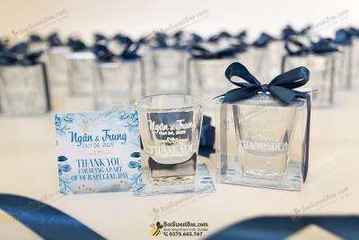 Set quà tặng ly rượu mừng đáp lễ khách mời đám cưới của cô dâu chú rể Ngân & Trung 04/10/2025.- <a target='_blank' href='/qua-tang-ly-ruou-mung-knot-tied-in-tenlogo-50ml-q40.html'>Xem sản phẩm</a>