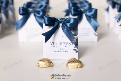 Set quà tặng chocolate Sweet Home cảm ơn khách mời đám cưới của cô dâu chú rể Vũ & Duyên 06/09/2025- <a target='_blank' href='/qua-tang-khach-moi-set-sweet-home-2-vien-chocolate-q75.html'>Xem sản phẩm</a>