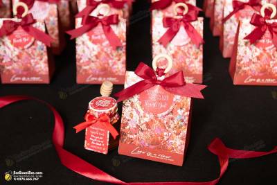 Set quà tặng mật ong đáp lễ khách mời của cô dâu chú rể Quang Chiêu & Nguyên Linh 24/10/2025- <a target='_blank' href='/qua-tang-mat-ong-100ml-trang-tri-giay-kraft-boc-nap-lo-que-go-lay-mat-q51.html'>Xem sản phẩm</a>