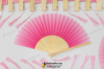 Set quà tặng quạt vải Ombre một mặt khắc tên dành tặng khách mời của cô dâu chú rể Bivash & Uyen 10/2025- <a target='_blank' href='/qua-tang-quat-vai-mot-mat-don-sac-cho-khach-moi-su-kien-q133.html'>Xem sản phẩm</a>