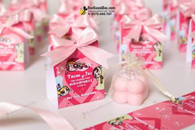 Quà tặng cảm ơn khách mời thôi nôi của gia đình 3 bé Ỏi, Iva, Annelise- <a target='_blank' href='/qua-tang-nen-thom-cubic-cho-khach-moi-q86.html'>Xem sản phẩm</a>