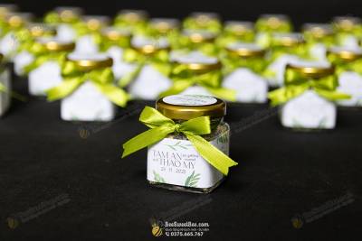 Quà tặng trà hoa thảo dược đáp lễ khách mời của cặp đôi Tam An & Thao My 29/11/2025- <a target='_blank' href='/qua-tang-tra-hoa-lai-hu-vuong-55ml-trang-tri-boc-nap-lo-q65.html'>Xem sản phẩm</a>