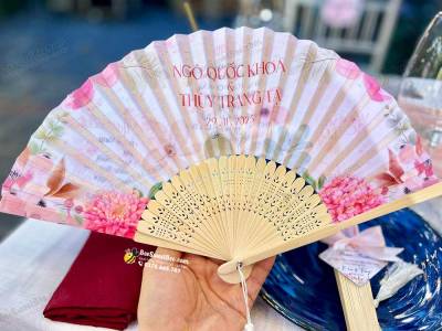 Quà tặng quạt vải in 2 mặt của cô dâu chú rể Quốc Khoa & Thùy Trang 29/11/2025- <a target='_blank' href='/qua-tang-quat-vai-in-2-mat-kich-thuoc-21cm-q134.html'>Xem sản phẩm</a>