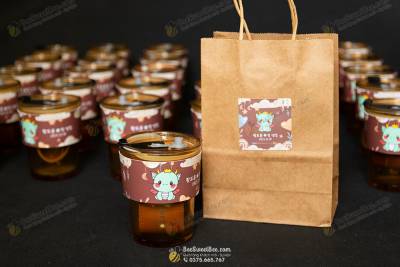 Quà tặng ly thủy tinh bọc da đáp lễ khách mời thôi nôi của gia đình bé Hwang Do Yoon 10/12/2025- <a target='_blank' href='/qua-tang-ly-thuy-tinh-boc-da-in-logo-co-kem-nap-day-va-ong-hut-q107.html'>Xem sản phẩm</a>