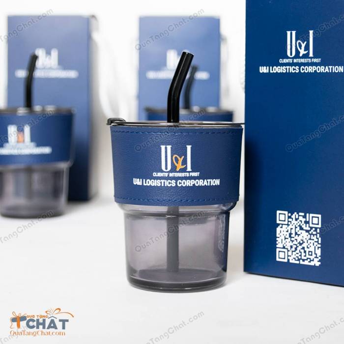 Quà tặng ly thủy tinh bọc da in logo có kèm nắp đậy và ống hút