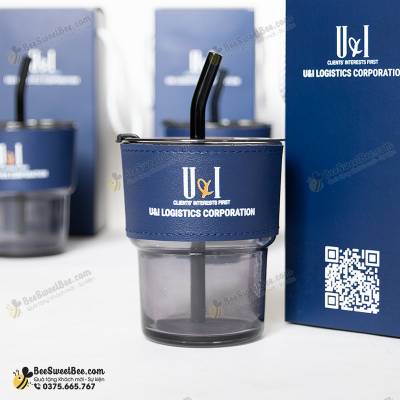 Quà tặng ly thủy tinh bọc da in logo có kèm nắp đậy và ống hút
